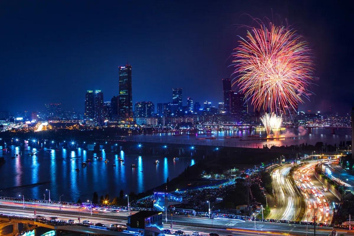 Yeouido Hangang Park — riverside cherry blossom picnics